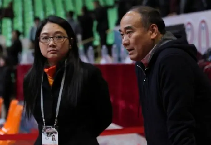 CBA总冠军重磅官宣，全联盟唯一美女董事长离任，球迷表示不理解