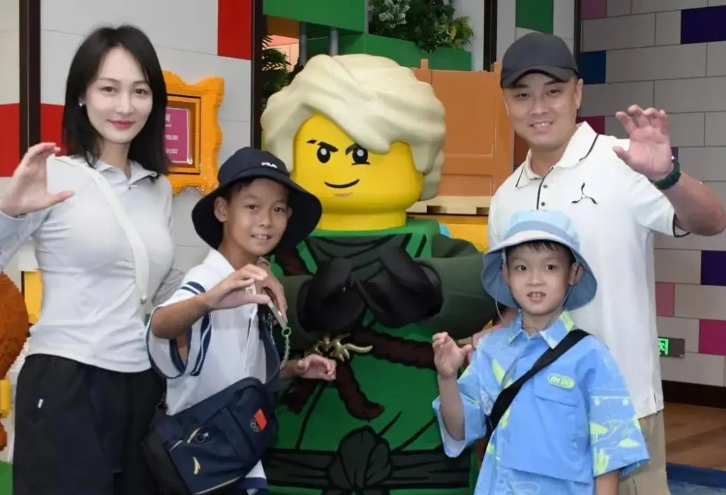王皓带一家度假，42岁考编上岸，老婆大长腿很美，儿子也打乒乓球