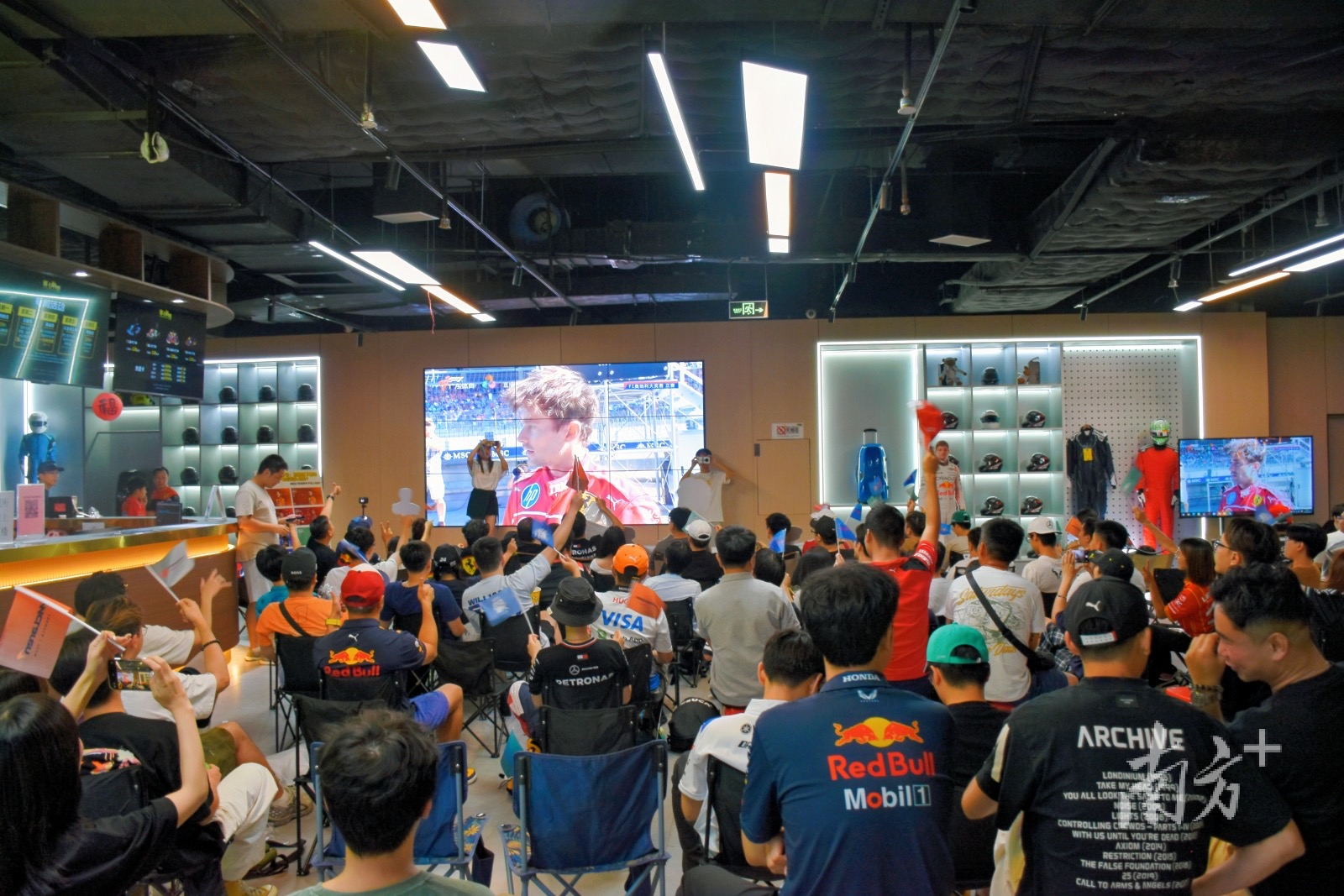 为车迷打造沉浸式体验！佛山“超级赛车周末夜”上演速度与激情