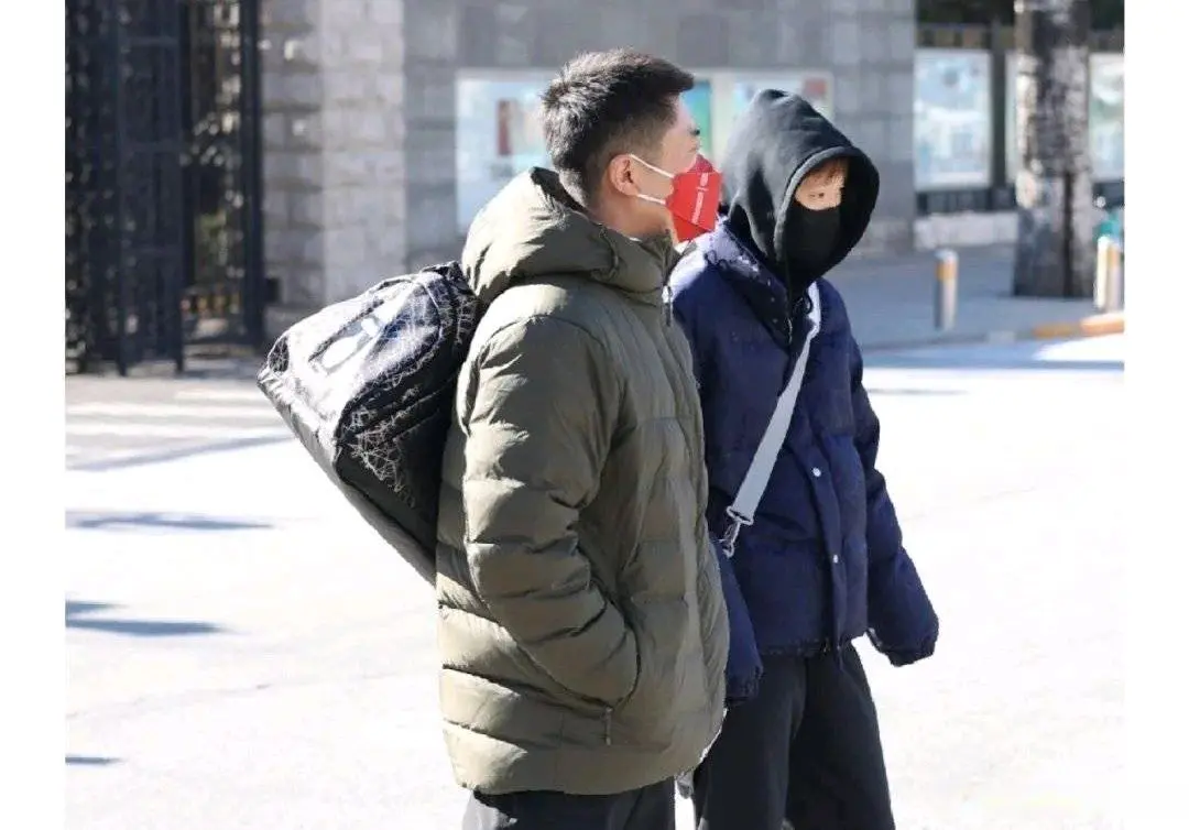 徐辉在指导WTT赛事，王曼昱独自进行训练，孙颖莎备战充分