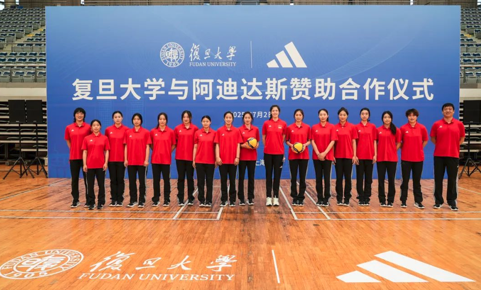 中国女排李盈莹 受邀担任嘉宾 爽朗笑容毫无架子 现身上海