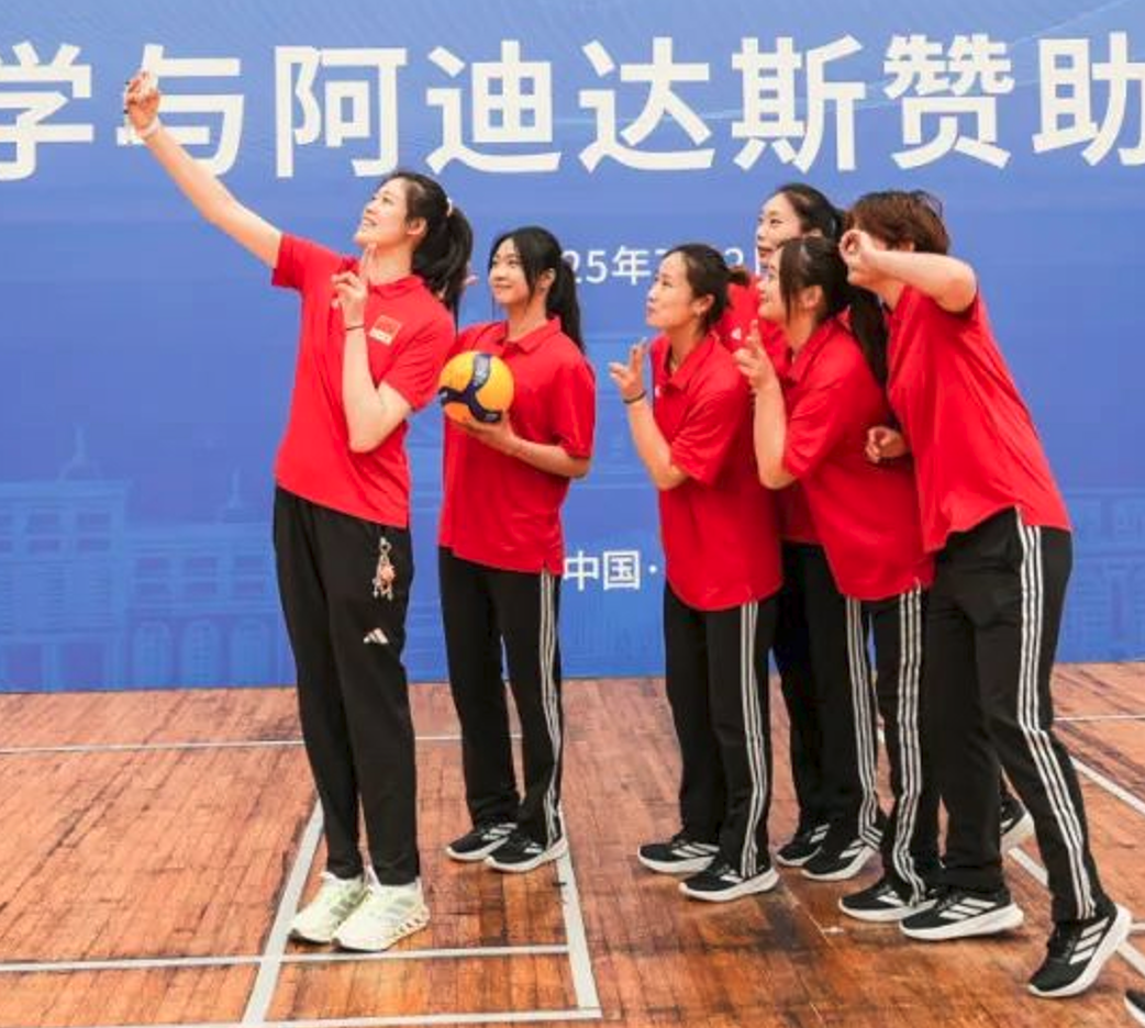 中国女排李盈莹 受邀担任嘉宾 爽朗笑容毫无架子 现身上海