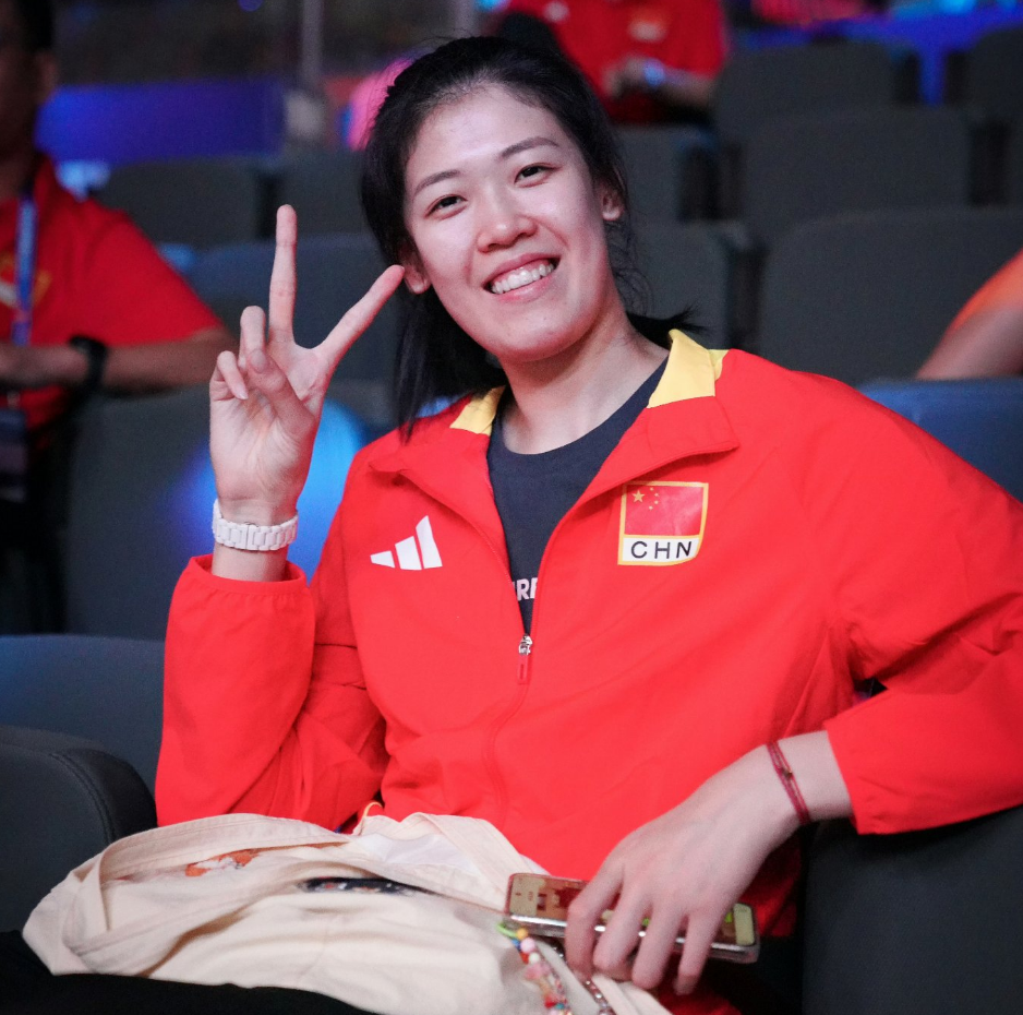 中国女排李盈莹 受邀担任嘉宾 爽朗笑容毫无架子 现身上海