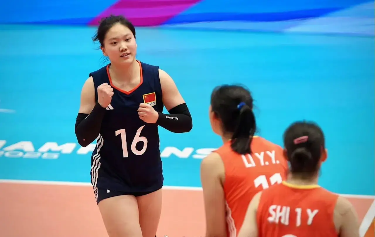 U19女排喜迎开门红！黄悦鑫12分全队最高，天才副攻拦网就有5分