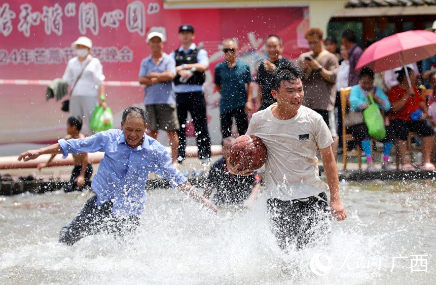 水上篮球赛 畅意逐清凉