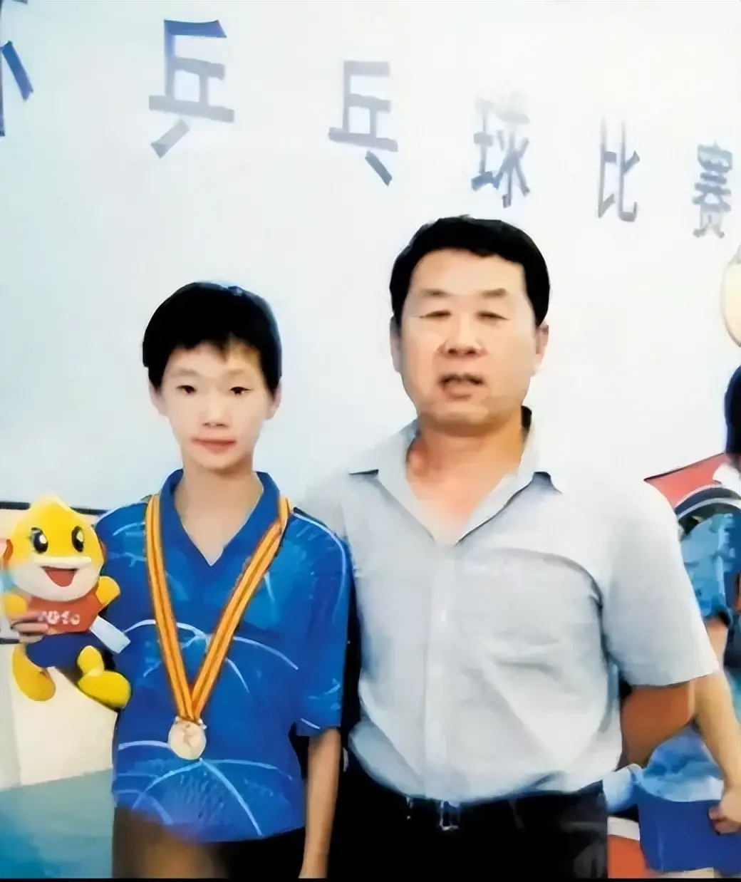 王曼昱背后的男人火了！靠卖肉夹馍供女儿打球，家才是她“不被打垮”的底气