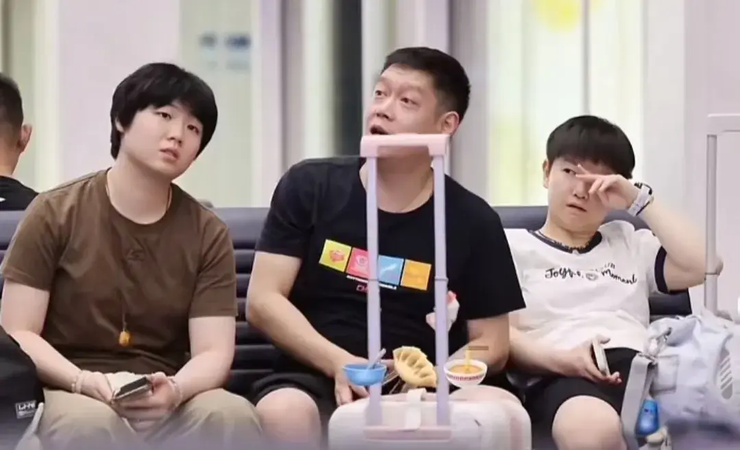 邱贻可发，孙颖莎刘炜珊来互动，网友蛐蛐邱导的肚子有点圆