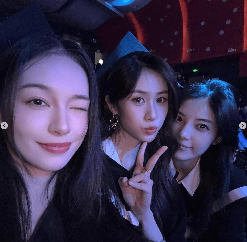 港姐季军大晒北电毕业照！同学个个美女如云！精通六国语言超模身材！