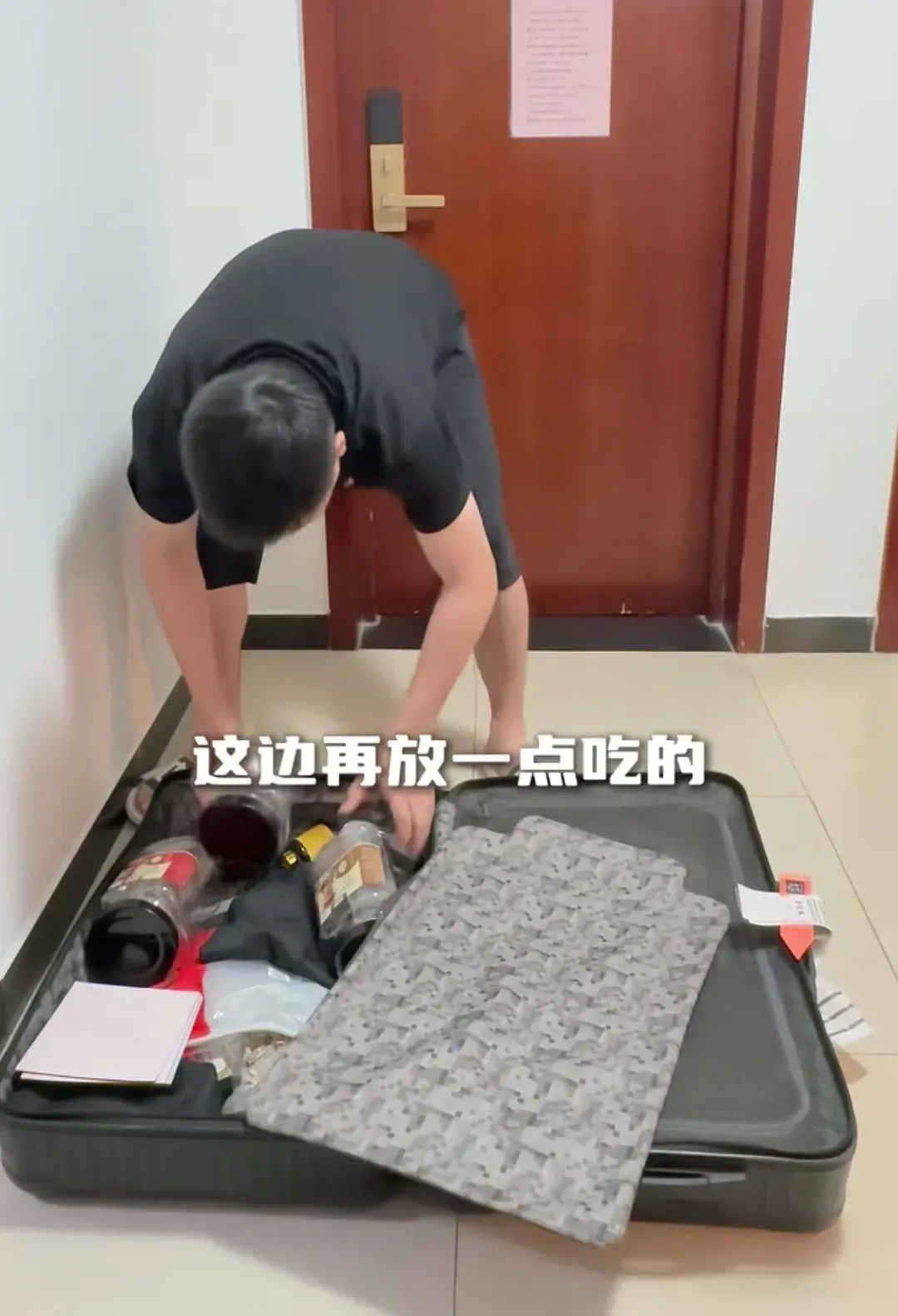 邱贻可发，孙颖莎刘炜珊来互动，网友蛐蛐邱导的肚子有点圆