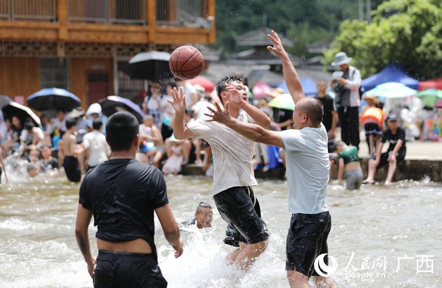 水上篮球赛 畅意逐清凉