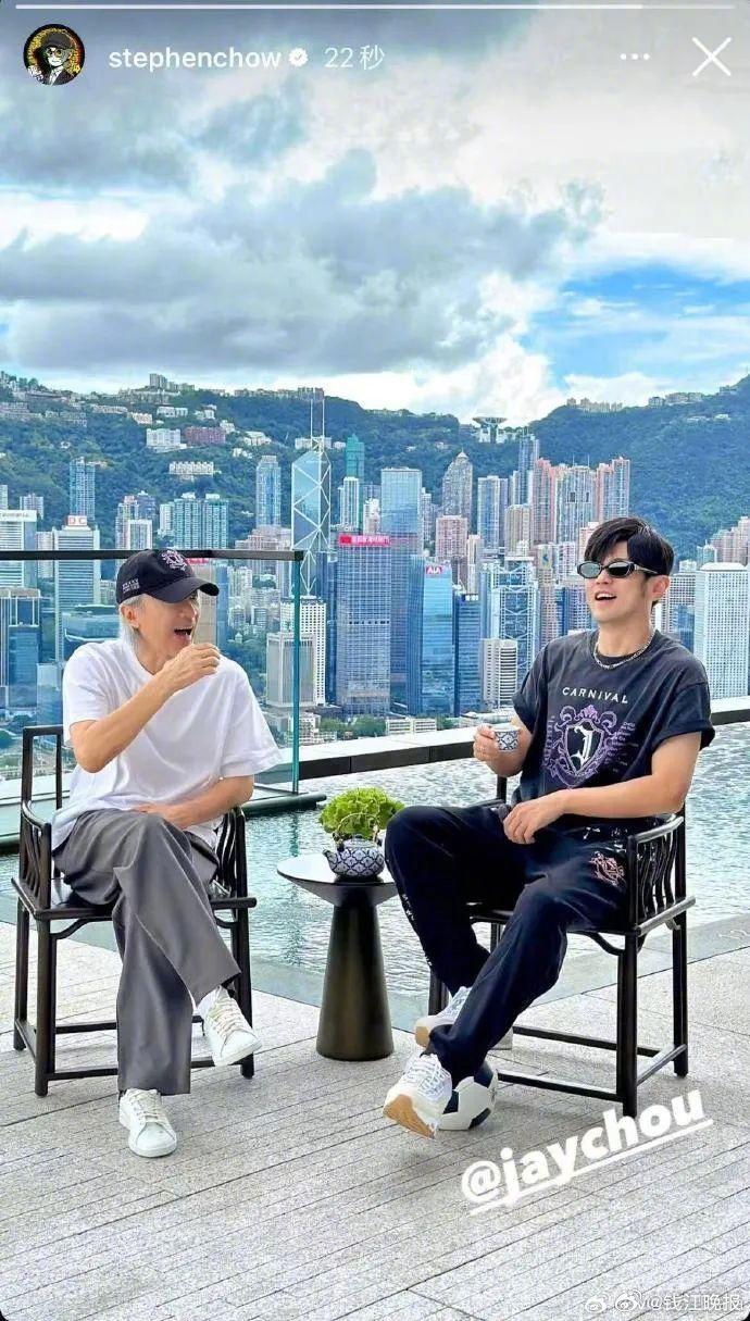 周星驰晒与周杰伦合照，二人眼戴墨镜开怀大笑