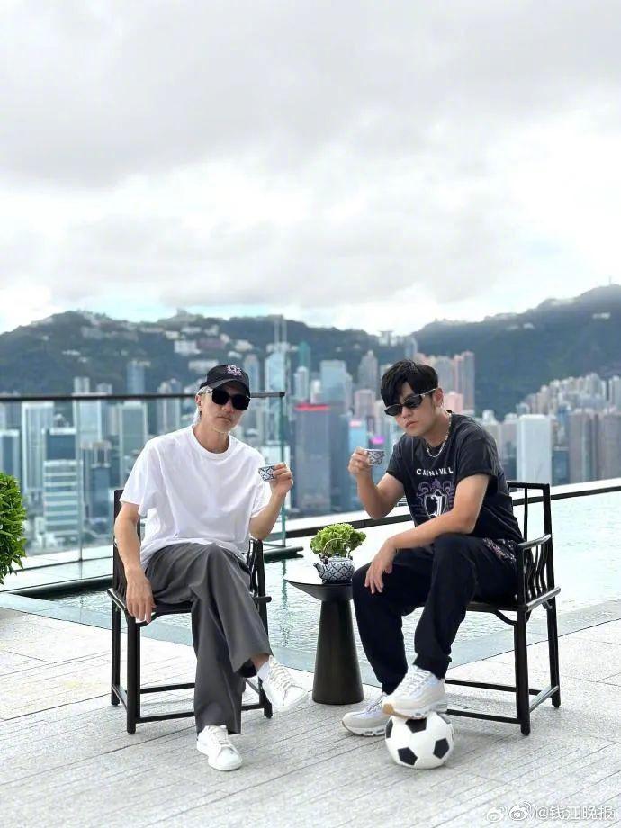 周星驰晒与周杰伦合照，二人眼戴墨镜开怀大笑