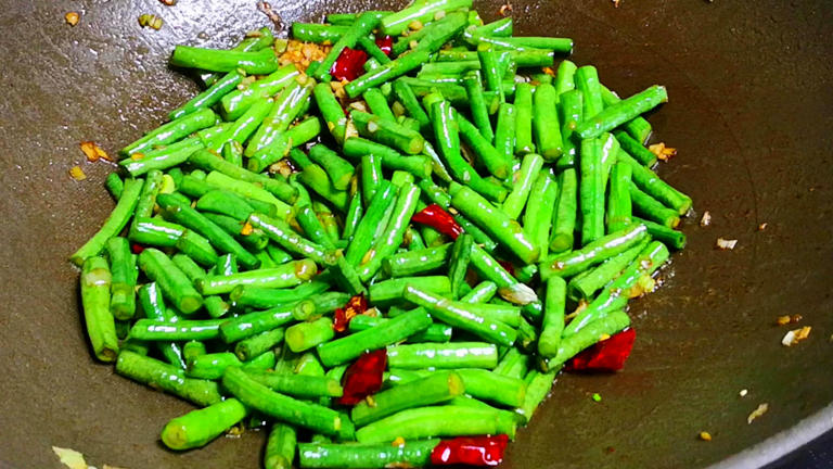 一健脾，二祛湿，三通便，夏天这碱性菜使劲吃，随手一炒太香了！