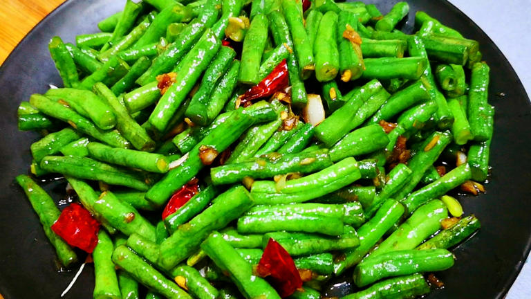 一健脾，二祛湿，三通便，夏天这碱性菜使劲吃，随手一炒太香了！