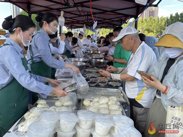 餐饮酒店齐出摊 好吃不贵接地气