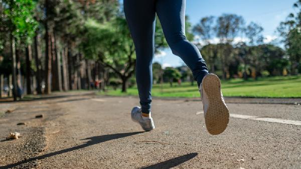 还坚持“跑步”养生的老人，除了有利于肺部，还会带来这4种好处