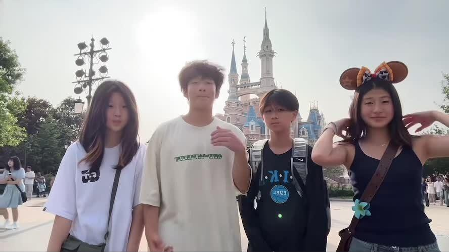 14岁邹明轩比拳王老爸还高！冉莹颖晒全家出游，儿子暴风成长惊呆网友