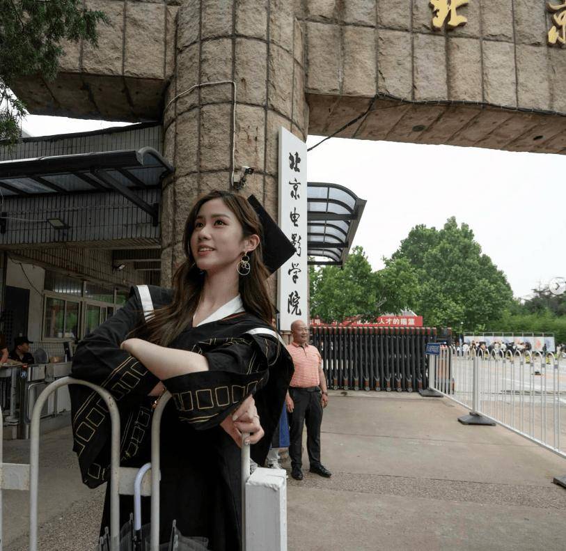 港姐季军大晒北电毕业照！同学个个美女如云！精通六国语言超模身材！