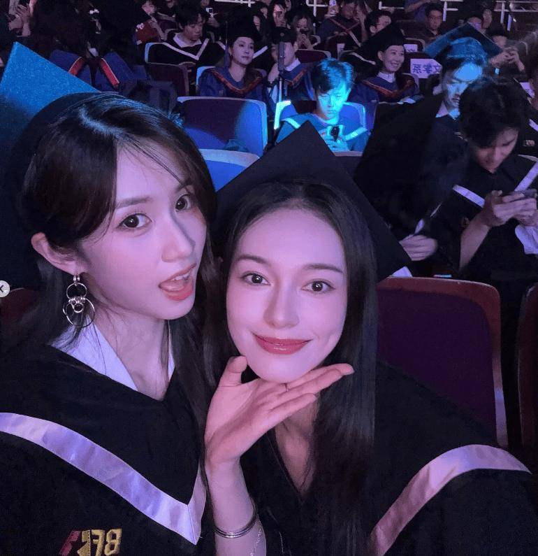 港姐季军大晒北电毕业照！同学个个美女如云！精通六国语言超模身材！