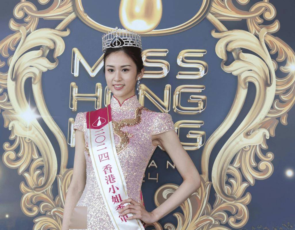 港姐季军大晒北电毕业照！同学个个美女如云！精通六国语言超模身材！