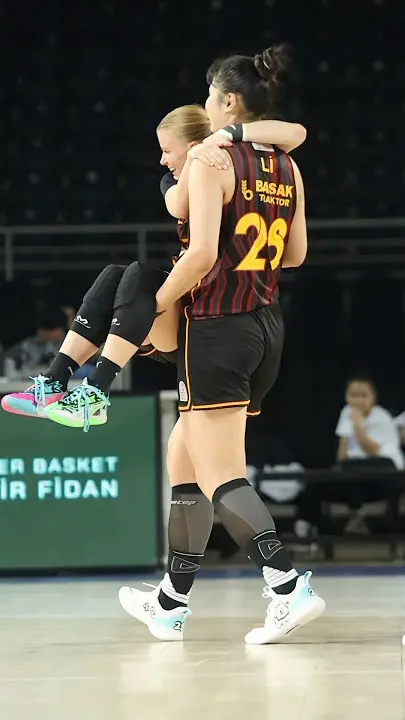李月汝前队友欧锦赛夺冠后飞18h赶回WNBA&落地被裁 队友声援:恶心