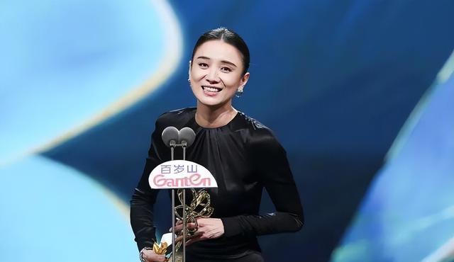 刘亦菲白玉兰颁奖“临阵脱逃”，王晶发话！给内娱艺人提了个醒