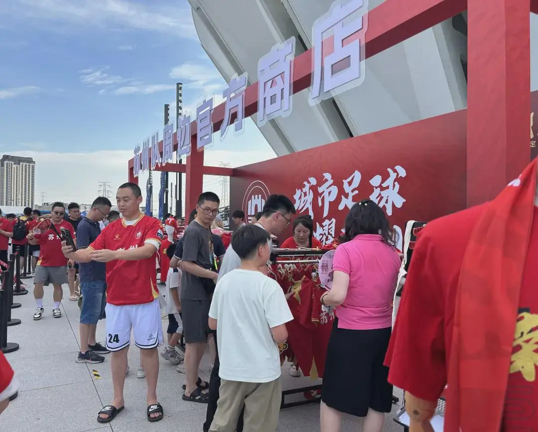 43617人在“江苏最牛足球场”，苏超如何走进寻常百姓家