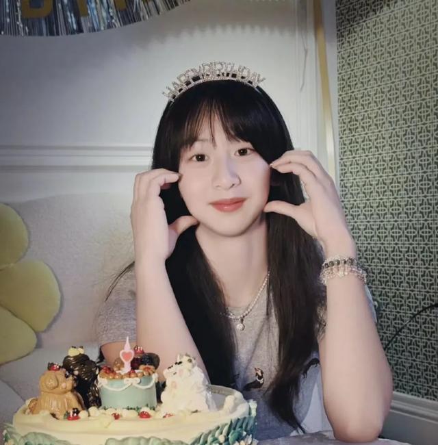 十七岁的森碟已长成运动女神，腿部线条完美，打网球好帅气
