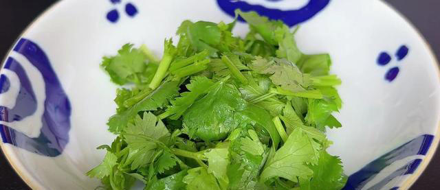 凉拌黄瓜，很多人第一步就做错了，教你正确做法，脆嫩入味又解馋