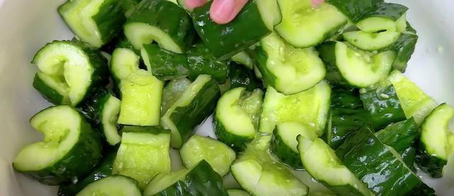 凉拌黄瓜，很多人第一步就做错了，教你正确做法，脆嫩入味又解馋