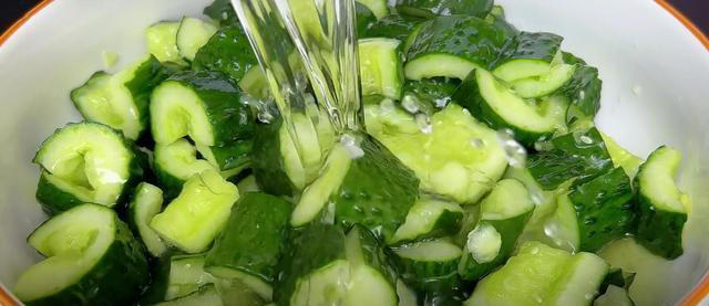凉拌黄瓜，很多人第一步就做错了，教你正确做法，脆嫩入味又解馋