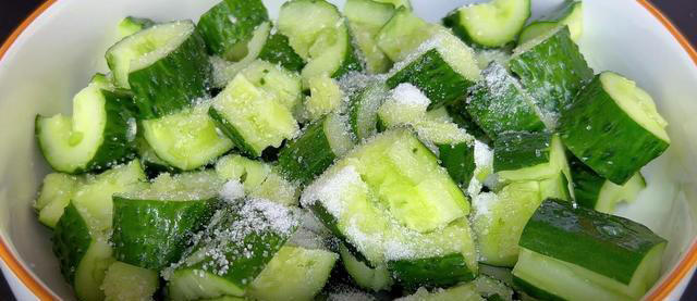 凉拌黄瓜，很多人第一步就做错了，教你正确做法，脆嫩入味又解馋