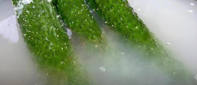 凉拌黄瓜，很多人第一步就做错了，教你正确做法，脆嫩入味又解馋