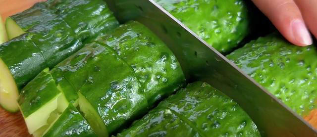 凉拌黄瓜，很多人第一步就做错了，教你正确做法，脆嫩入味又解馋