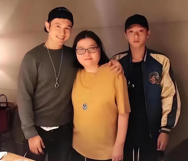陈宝莲儿子23岁追梦篮球，养母放手支持，他能圆音乐梦吗？