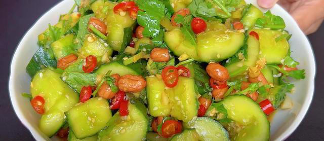 凉拌黄瓜，很多人第一步就做错了，教你正确做法，脆嫩入味又解馋
