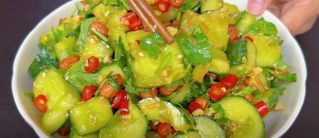 凉拌黄瓜，很多人第一步就做错了，教你正确做法，脆嫩入味又解馋