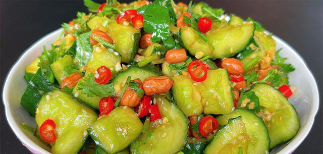 凉拌黄瓜，很多人第一步就做错了，教你正确做法，脆嫩入味又解馋