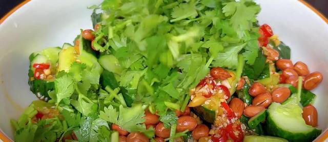 凉拌黄瓜，很多人第一步就做错了，教你正确做法，脆嫩入味又解馋