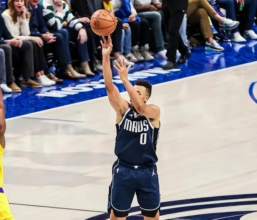 NBA三消息：艾顿加盟湖人，独行侠一签一走，布朗执教尼克斯