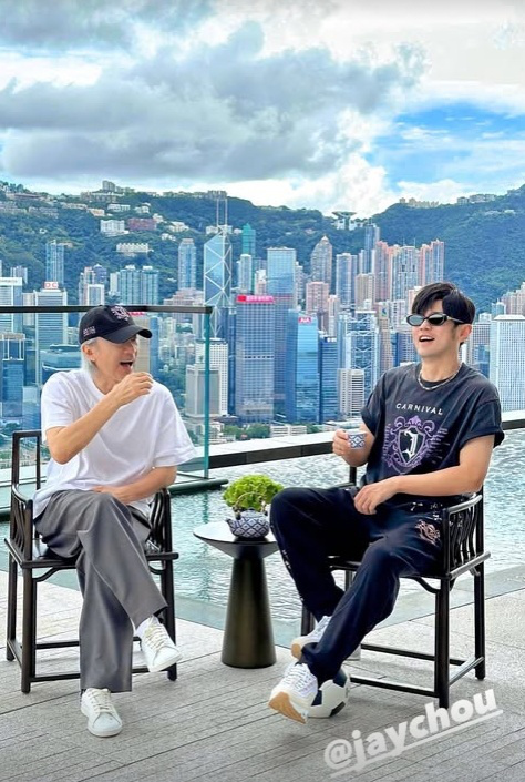 双周茶会！周杰伦脚踩足球同框周星驰 有合作？