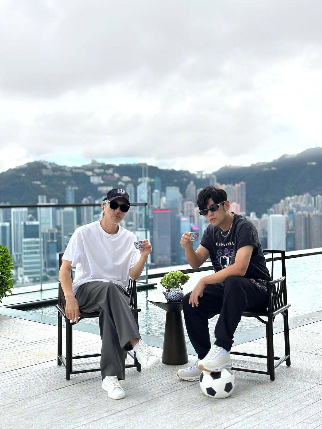 双周茶会！周杰伦脚踩足球同框周星驰 有合作？