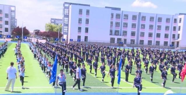 幼儿园玩出花样，小学操场变乐园，莒县体育课有多牛？