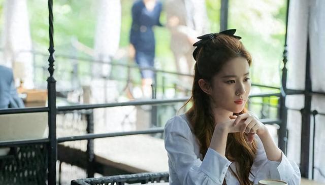 刘亦菲白玉兰颁奖“临阵脱逃”，王晶发话！给内娱艺人提了个醒