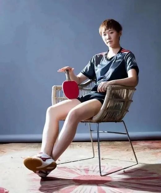 王曼昱背后的男人火了！