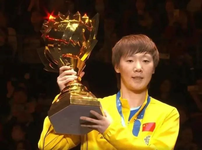 王曼昱背后的男人火了！