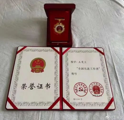 王曼昱背后的男人火了！