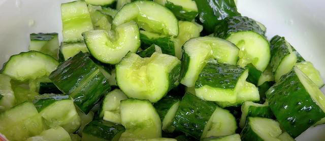 凉拌黄瓜，很多人第一步就做错了，教你正确做法，脆嫩入味又解馋