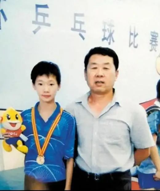 王曼昱背后的男人火了！