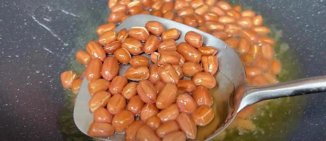 凉拌黄瓜，很多人第一步就做错了，教你正确做法，脆嫩入味又解馋